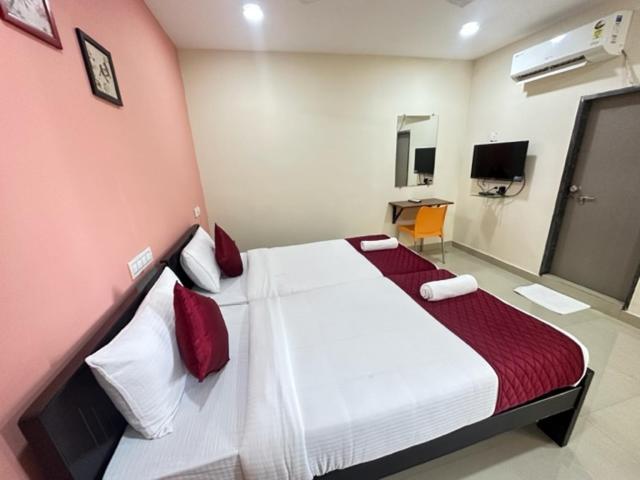 Hotel Prime Classic Shamshabad Esterno foto